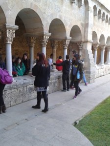 els alumnes de 2n d'ESO al claustre del monestir de Sant Cugat