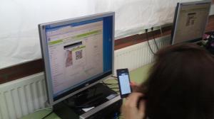 Una alumna de 4t d'ESO, desenvolupant la seva primera aplicació per a mòbils