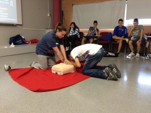 L'Anna Marzo i el Jordi Falguera en plena maniobra de reanimació cardiopulmonar