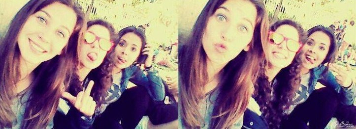 Les tres voluntàries per la llengua ensenyant ... la llengua. Noteu com la Laia Colomer assenyala amb l'índex... la llengua