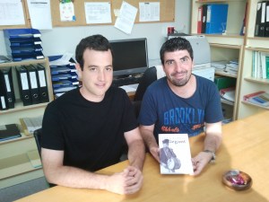 El secretari del centre; Raúl Baldomà amb l'autor, Sergi Bonilla, en el moment que el centre adquiria les còpies de l'obra